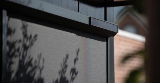 Antraciet screen buiten met SOLAR
