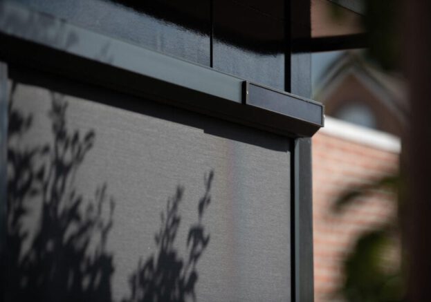 Antraciet screen buiten met SOLAR