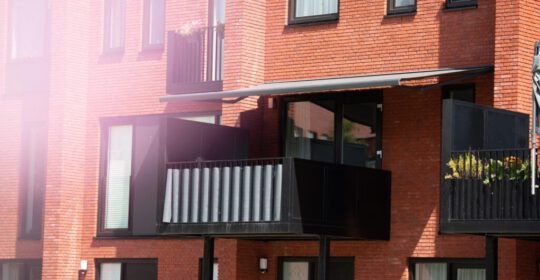 Terrasscherm op een balkon