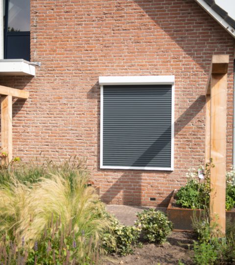 Rolluik met een witte bak en grijze lamellen