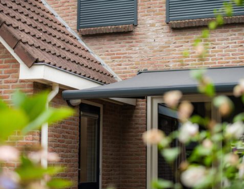 Zwart terrasscherm