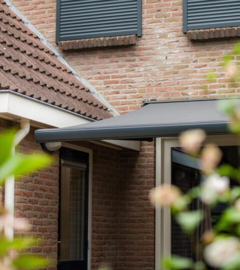 Zwart terrasscherm